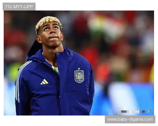 足球巨星赛场鼓掌瞬间引发全场共鸣彰显体育精神魅力