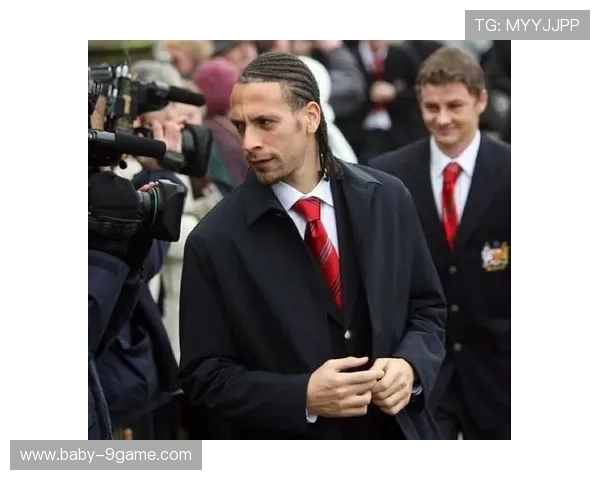 长发脏辫男足球星展现独特个性与球场风采的完美融合